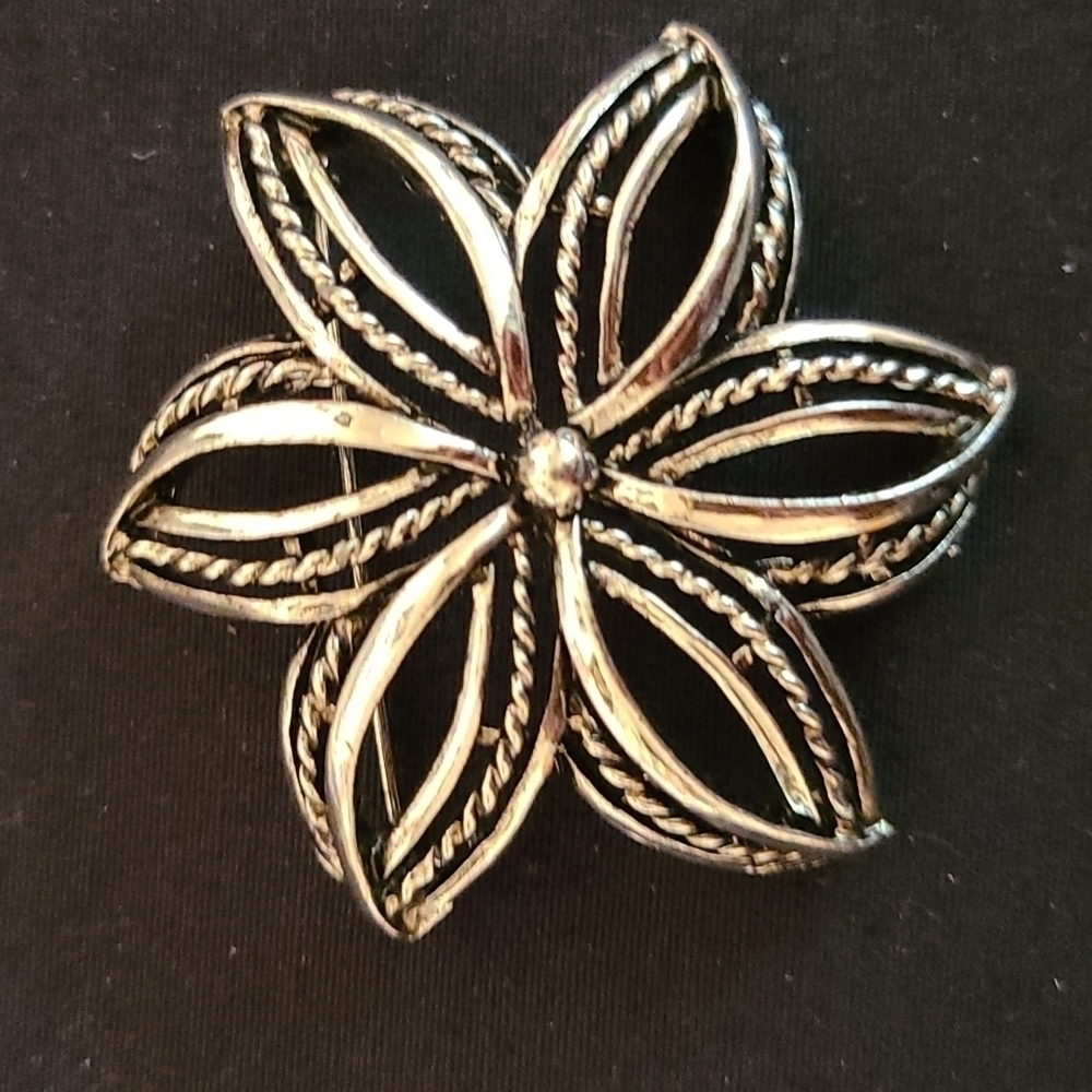 STAR Vintage Signed Silver Tone Brooch
